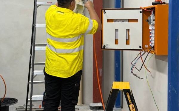 What Are The Benefits of Hiring a Dual-Trade Mechanical and Electrical Team?